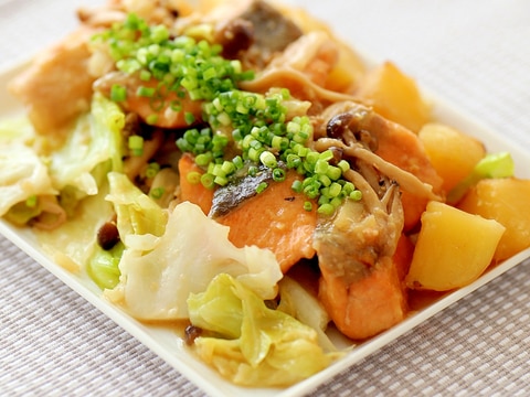 秋鮭とじゃがいも、キャベツの味噌バター焼き